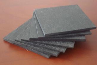 合成石是一种绿色环保石材,由95%以上的天然石粉，加上少量聚酯及粘合剂，在真空下混合，加压，振动成型而成。主要使用在建筑装饰的墙面、地面、台面、楼梯踏步上。合成石使用在下面地方较多：机场的地面、部分墙面、走廊、卫生间的台面以及墙面。广场，商场大楼，写字楼的公用部分，如大厅的地面、墙面、每层的走廊地面墙面、卫生间的墙面、地面、台面、电梯井。别墅，以台面为主，在卫生间也能常见到，另外还有楼梯踏步。其它地方，如公用建筑，博物馆，展览中心，医院、学校等。